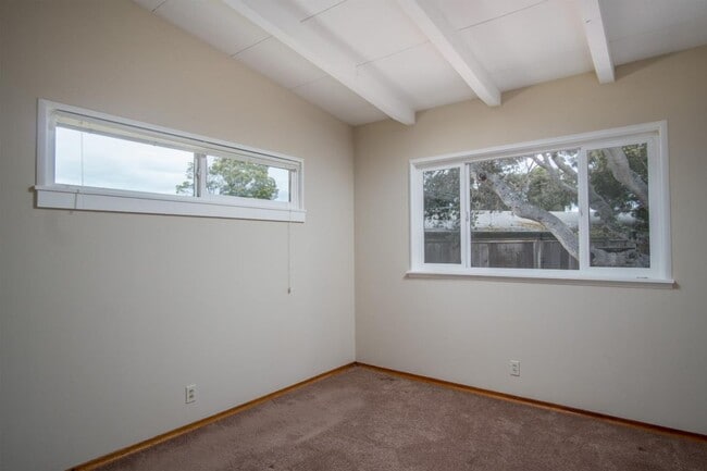 Building Photo - Charming 3 Bedroom, 2 Bathroom Home in Quiet Seaside Cul-de-sac