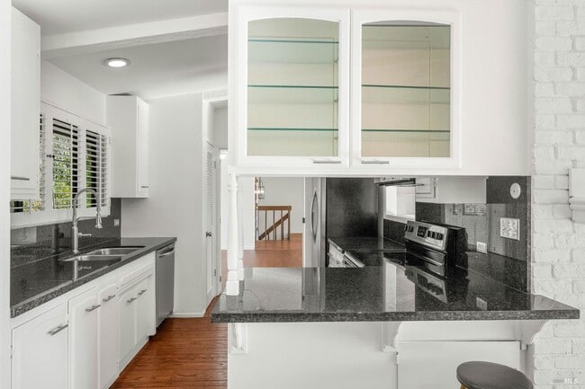 Building Photo - 121 Knoll Pl