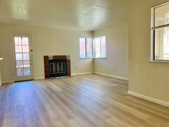 Building Photo - 1645 Pyrenees Ave