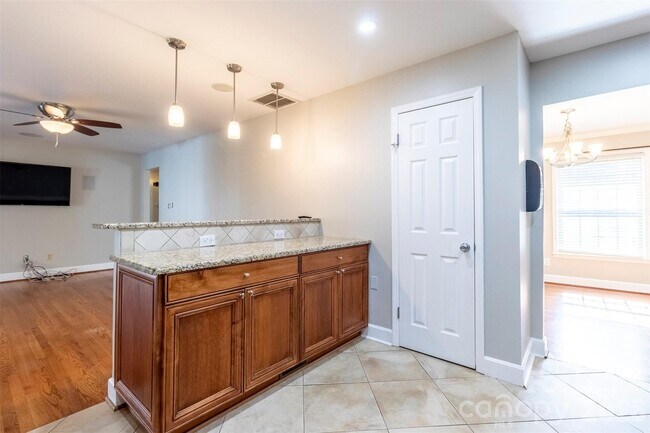 Building Photo - 6618 Castlegate Dr