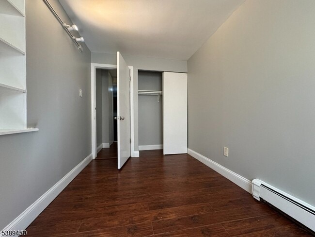 Building Photo - 12 E 10th St