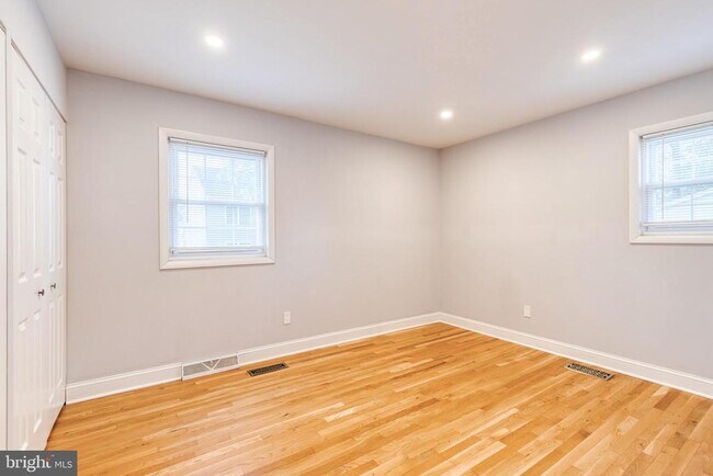 Building Photo - 617 Oak Ln