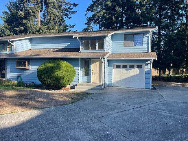 Building Photo - Charming & Convenient 2-Bedroom Apartment ...