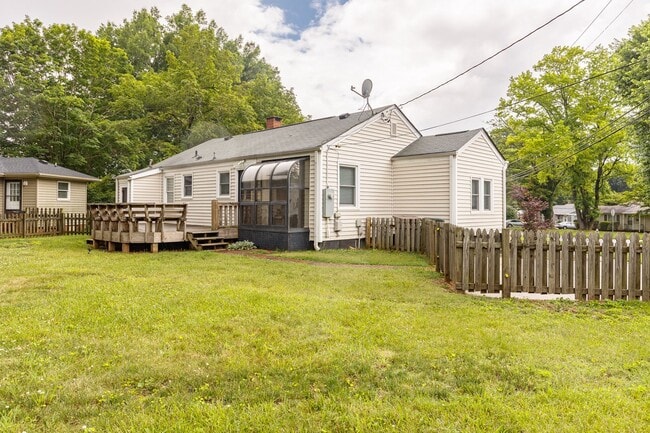 Building Photo - Spacious home located in a great neighborh...