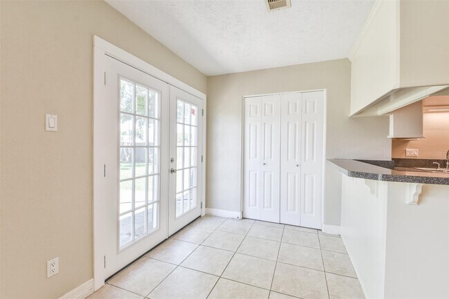 Building Photo - 6847 Vanlynn Ln