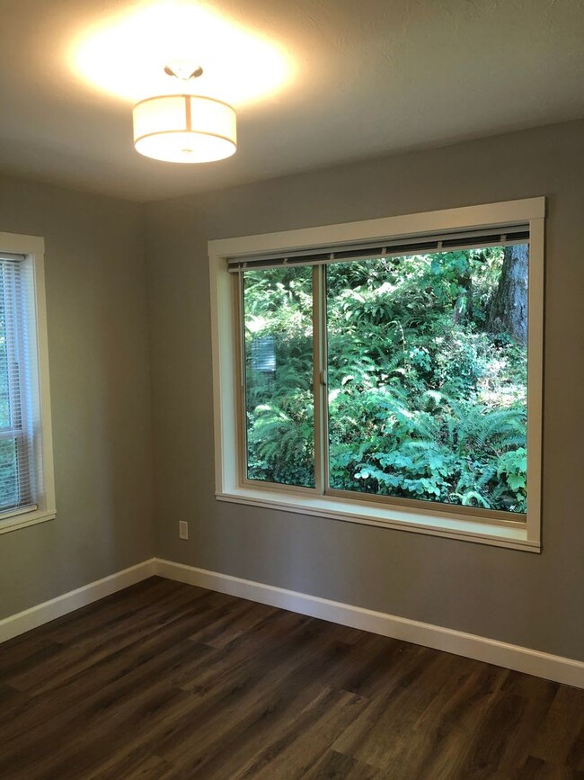 Building Photo - 2 bedroom 1 1/2 bath apartment in Thurston...