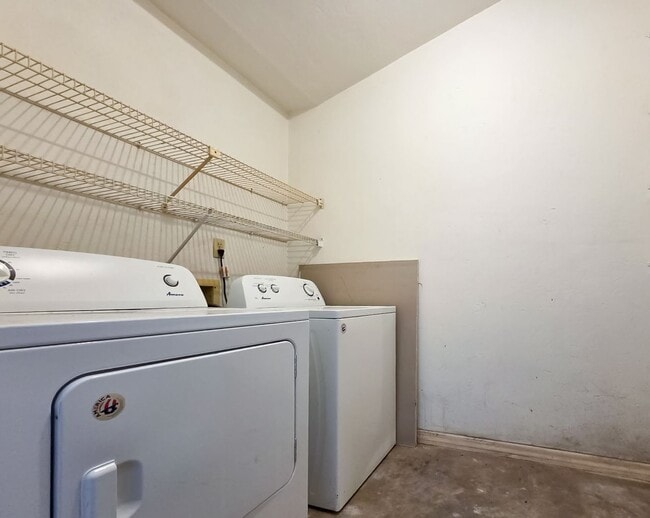 Building Photo - Adorable 2/1.5 in Shellrock Villas