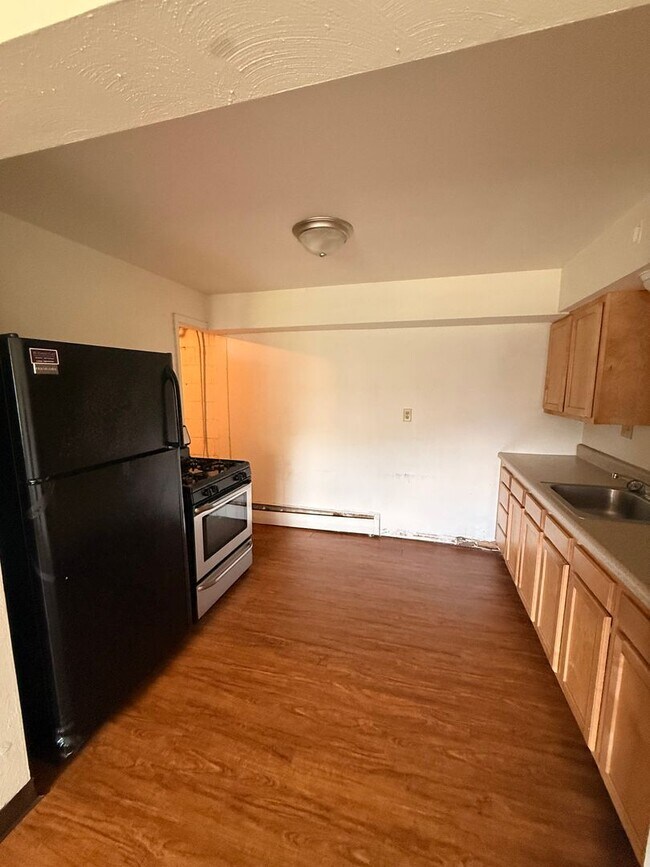 Building Photo - 2 Bedroom 1 Bathroom Apartment For Rent!