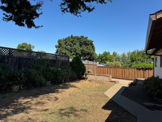 Building Photo - Single level 4 bedroom, 2  bath home – mov...