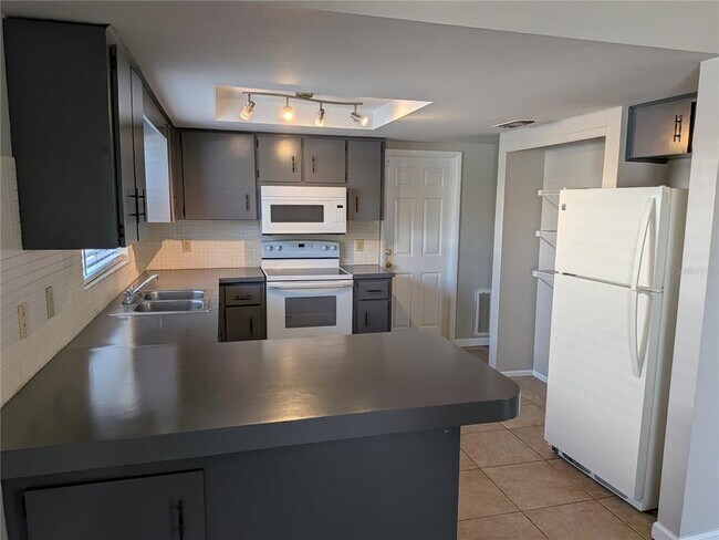 Building Photo - 8206 Dedham Dr