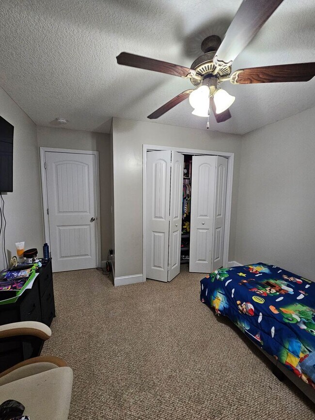 Building Photo - Spacious 5-Bedroom, 3-Bathroom Home for Re...
