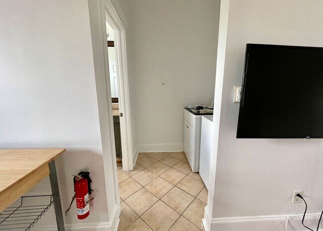 Building Photo - Available 8/1. Gorgeous 2 BR/1 BA Unit in the Historic East Side!