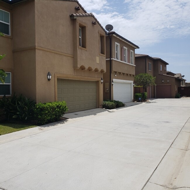Building Photo - Welcome To Your New Home In Inglewood (Gat...