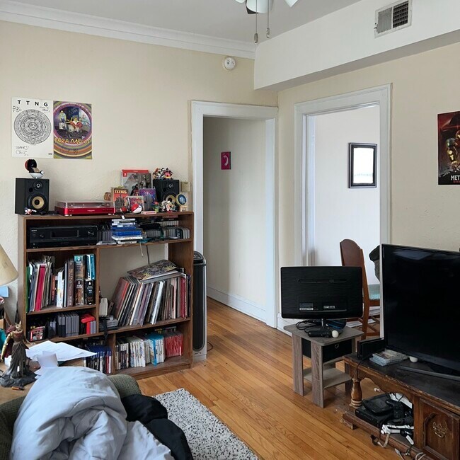 Building Photo - Large Logan Square 1 Bed, Dining Rm, Spaci...