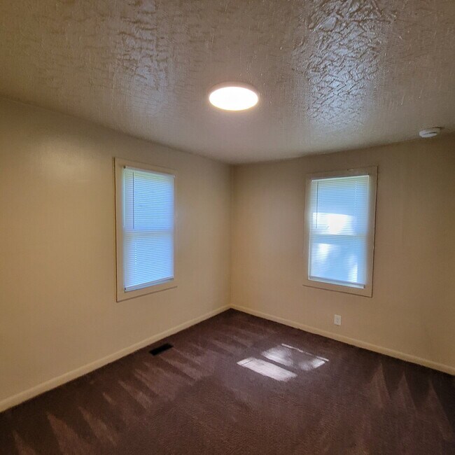 Building Photo - 3 Bedroom less than a mile from iconic Garfield Park city park & Conservatory