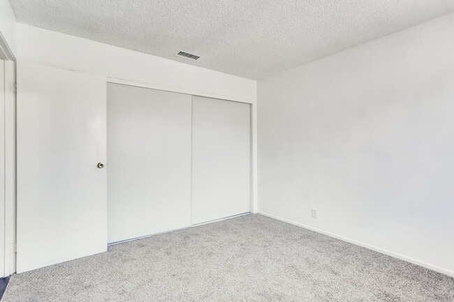 Building Photo - Redone STUNNING 1st floor Apartment!