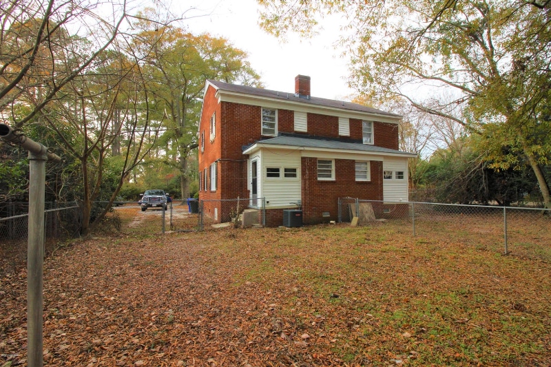 Building Photo - 503 S Oak St