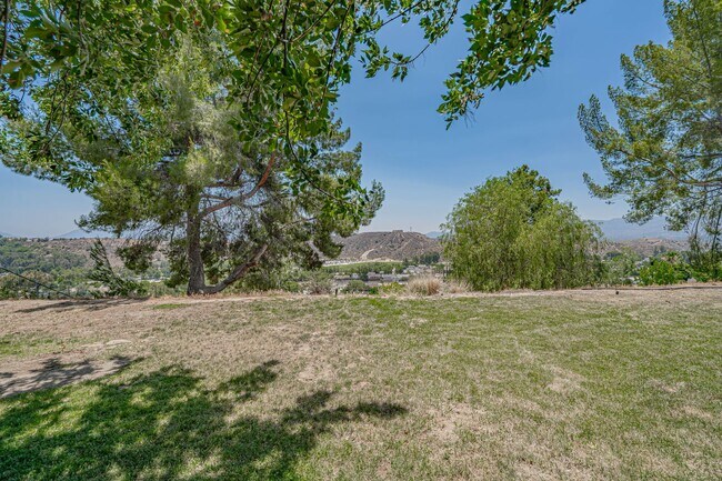 Building Photo - Spacious 4-Bedroom Home with Sun Room & Vi...