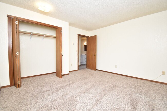 Building Photo - Top Floor Apartment! Convenient Location!