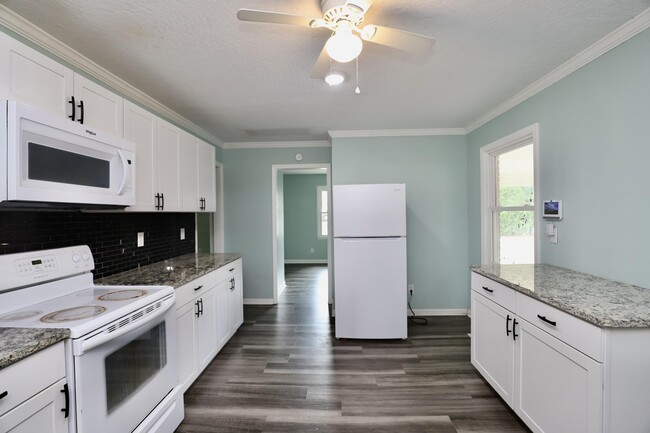 Building Photo - 807 N Guignard Dr