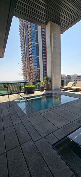 Building Photo - 610 Davis St