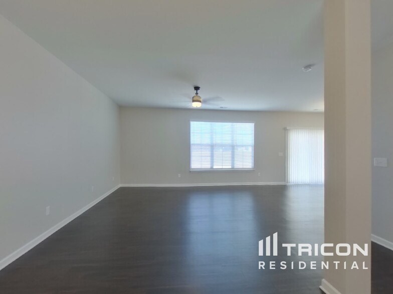 Building Photo - 715 Pollyanna Dr