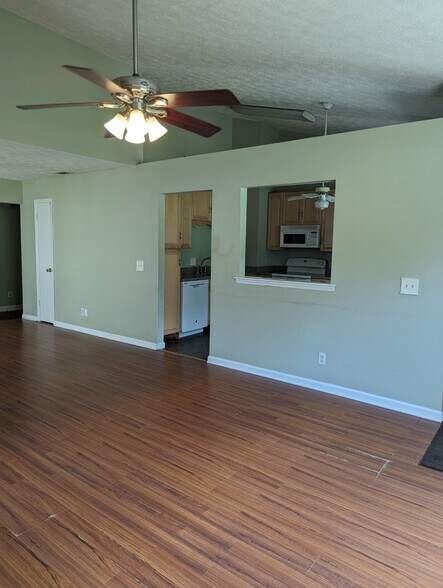 Living area open to kitchen - 110 W White Hawthorne Dr