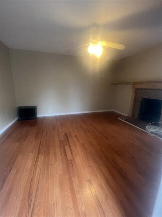 Building Photo - 1100 W 39th Pl