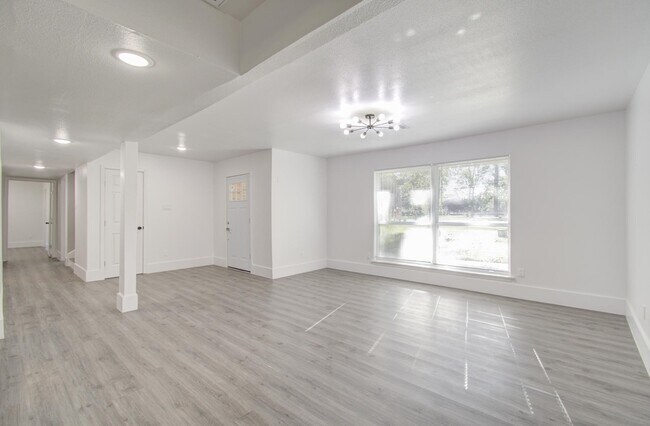 Building Photo - 595 River Plantation Dr