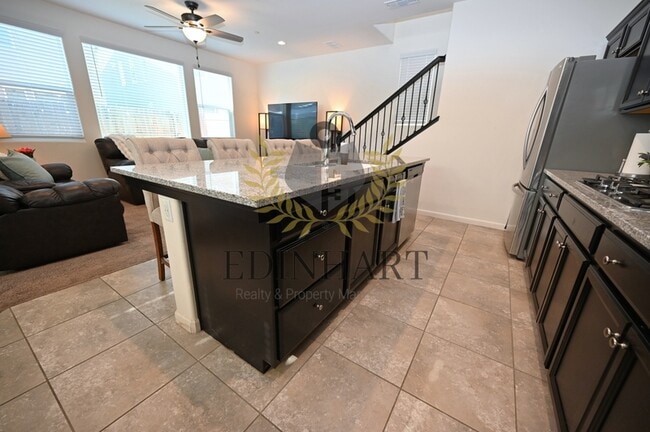 Building Photo - 893 Fir St W