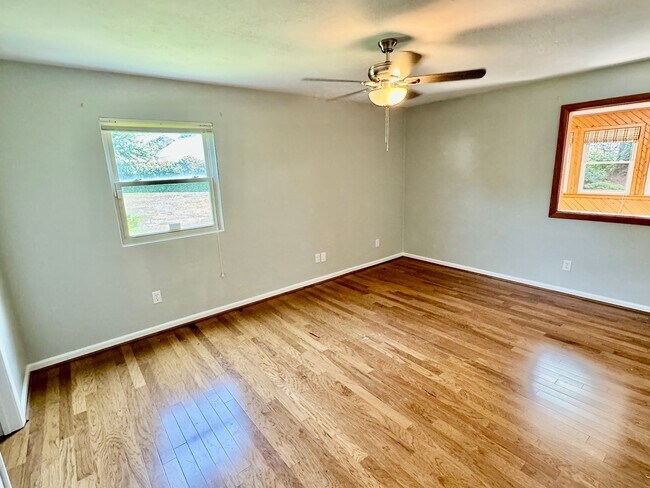 Building Photo - Newly Painted 4BR/2BA house in Pembroke Me...