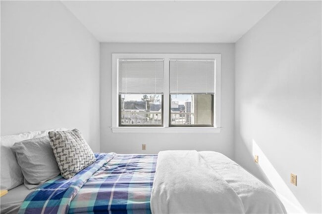 Building Photo - 580 Thames St