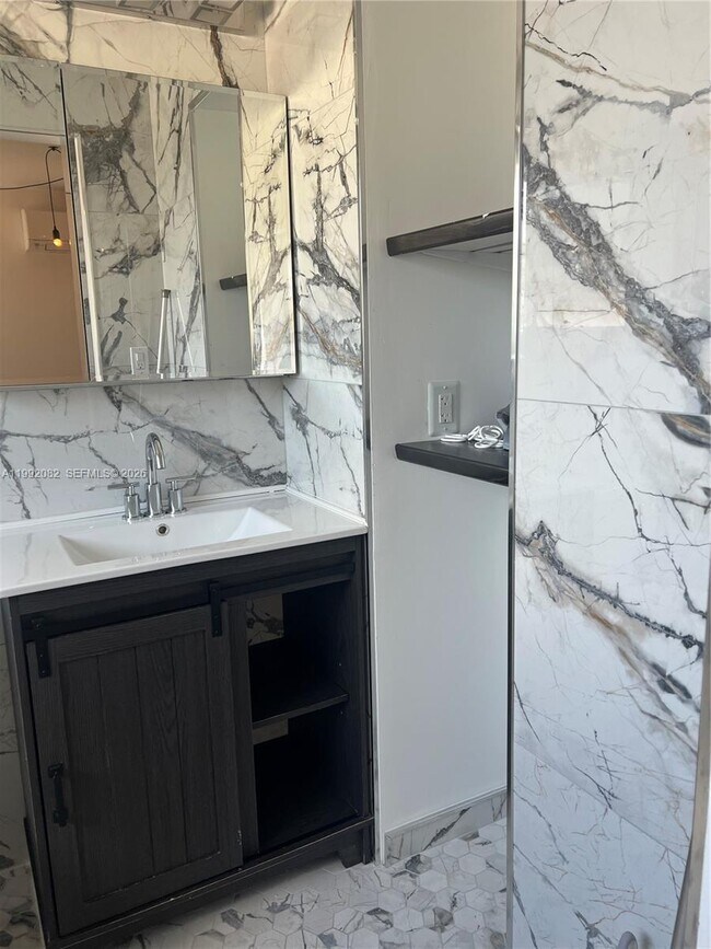 Building Photo - 225 SE 16th Ave