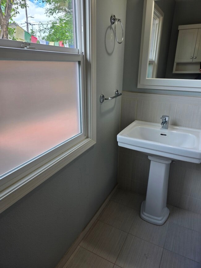 Building Photo - 1545 Brookside Dr