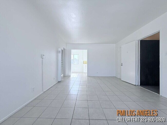 Building Photo - 943 W 68th St