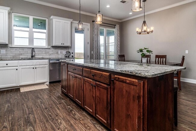 Building Photo - 501 E Cemetery Rd