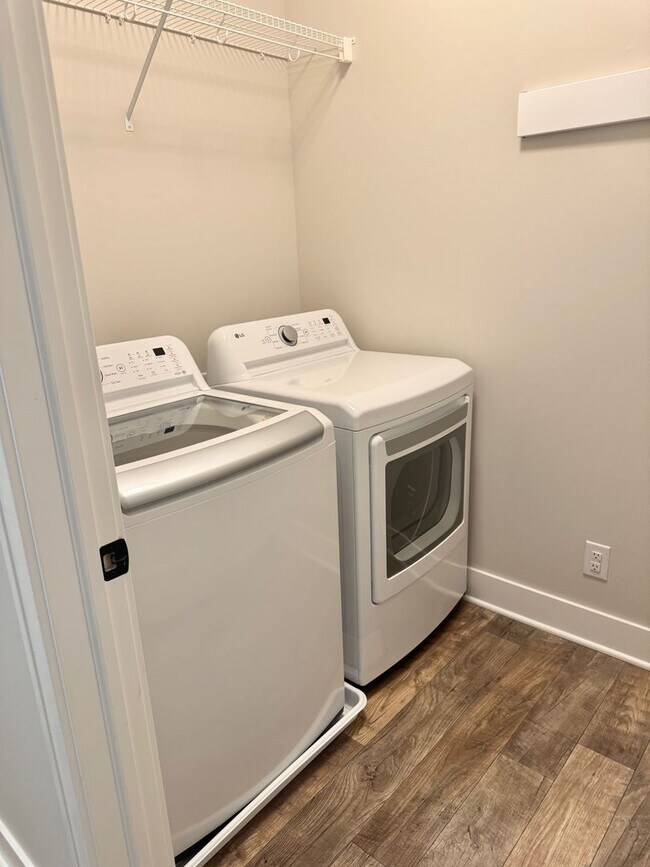 Building Photo - Spacious Ranch Home  5 Bedrooms  3 Bathrooms  3,163 Finished Sq Ft