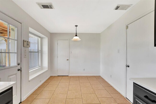 Building Photo - 1811 Adobe Falls Dr
