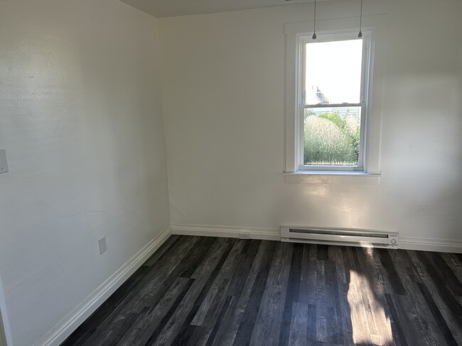 Building Photo - 20 Hedgewood Dr