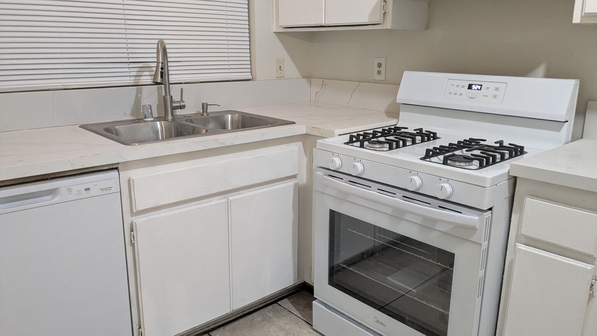 Building Photo - 24158 Amberley Dr