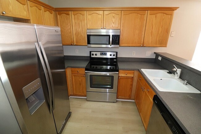 Building Photo - Location! Location! 3 bedroom End Unit Tow...