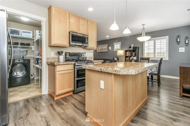 Building Photo - Beautiful Snoqualmie home available for mo...