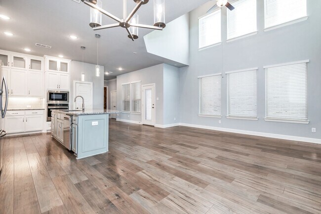 Building Photo - Where Comfort Meets Convenience - 3 Bed, 3...