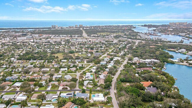 Building Photo - 9 W Riverside Dr