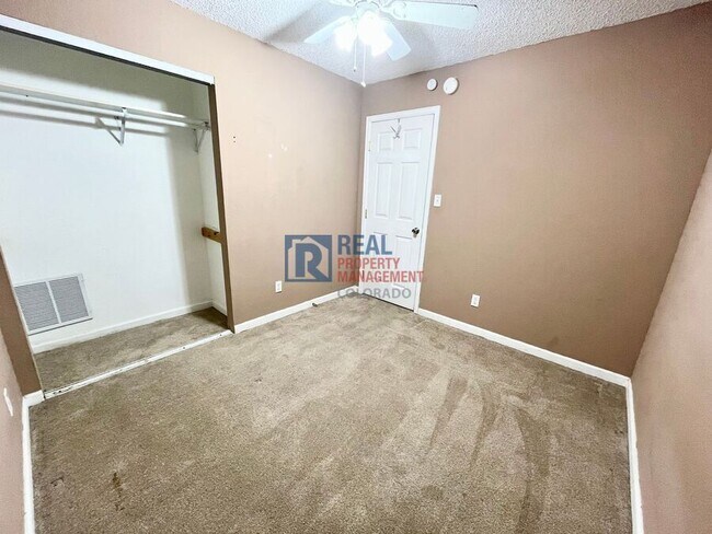 Building Photo - 425 Rosewood Dr
