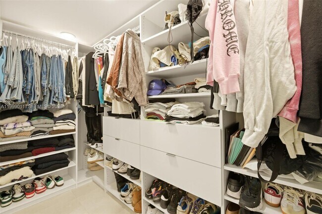 Building Photo - 725 W 51st St