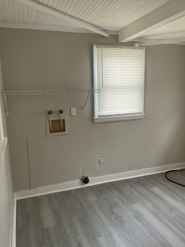 Building Photo - You will love this 2 bedroom/1 bath home in Gastonia.