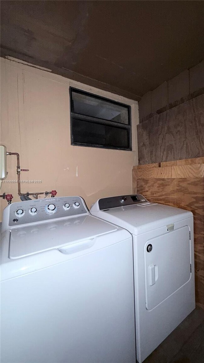 Building Photo - 1104 NE 17th Terrace