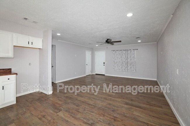 Building Photo - 5207 S Travis St