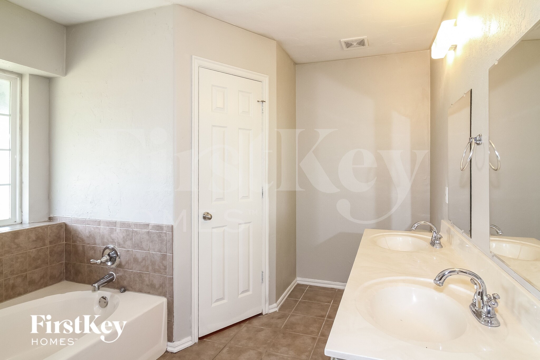 Building Photo - 9400 S Country Club Dr